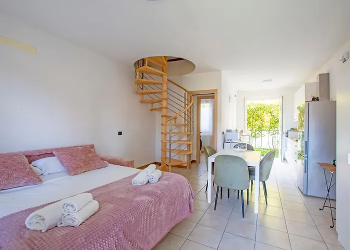 Starlight House - Garden Garage Shared Pool Daire