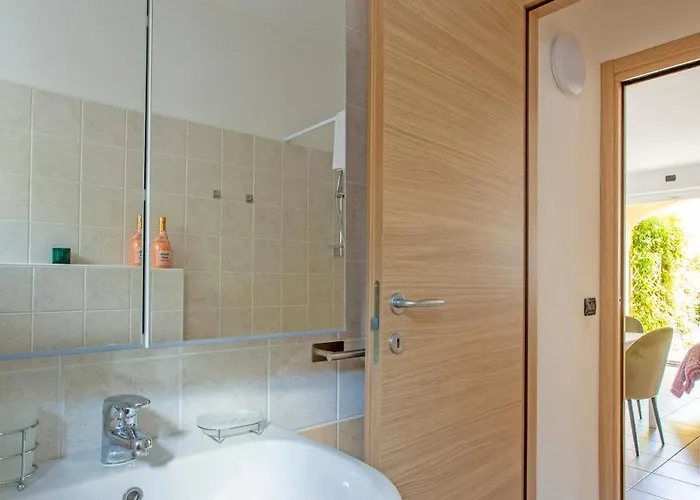 Starlight House - Garden Garage Shared Pool Daire *