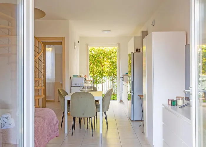Starlight House - Garden Garage Shared Pool Daire *