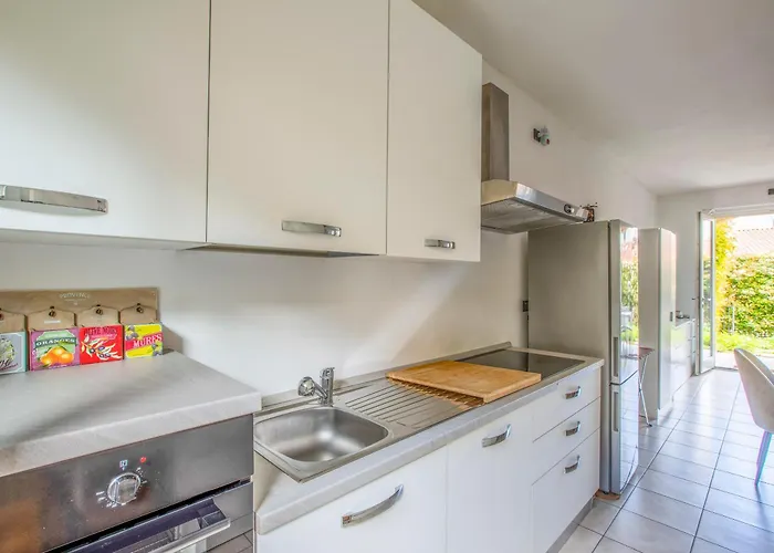 Starlight House - Garden Garage Shared Pool Daire